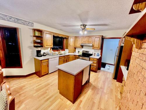 Кухня или мини-кухня в Luxury 2BR home in Newmarket
