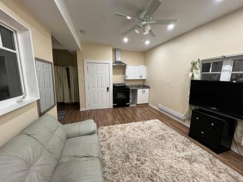 Gallery image of Queen Bed Apartment with Seamless Living & Kitchen in Newmarket