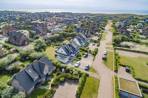 uma vista aérea de um bairro residencial com casas em Klingler s Hues App 1 em Wenningstedt