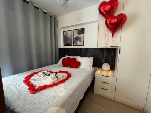 una camera da letto con un letto con un cuore di San Valentino sopra di Conforto e segurança na avenida Liberdade a San Paolo