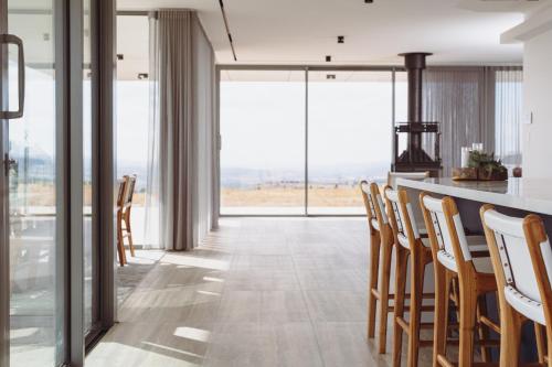 a kitchen and dining room with a table and chairs at The Cloud at Sen Vineyard in White Hills