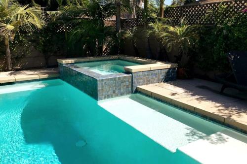 une piscine avec un mur de briques et une piscine dans l'établissement Venice Villa with pool, music studio, à Los Angeles