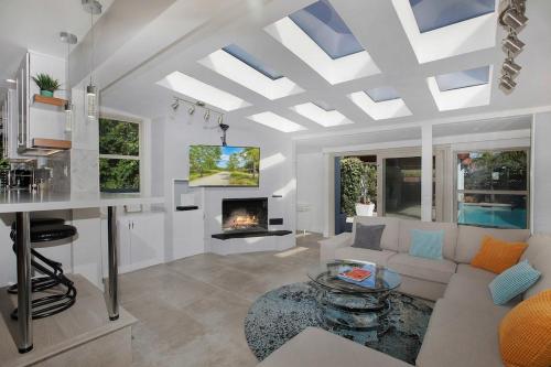 uma sala de estar com um sofá e uma lareira em Venice Villa with pool, music studio em Los Angeles