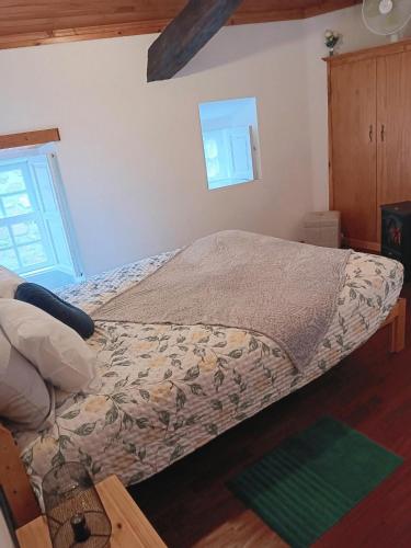 a bedroom with a bed and a window at Recanto da Pedra in Linhares