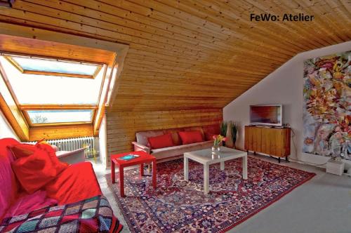 sala de estar con sofá y mesa en Atelierwohnung mit Seeblick, en Sipplingen
