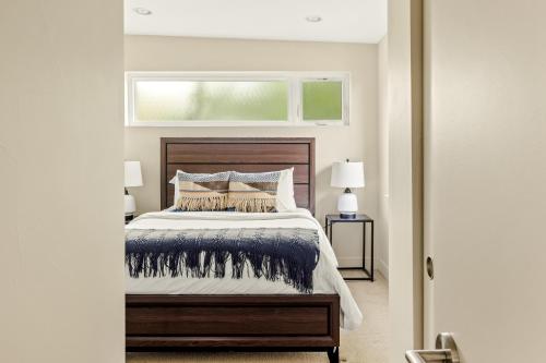 sypialnia z łóżkiem, 2 lampami i oknem w obiekcie Stunning Guesthouse - Walk EVERYWHERE! Sleeps 6! w mieście Denver