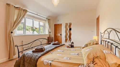 2 camas individuales en un dormitorio con ventana en Kerry, en Bakewell