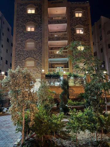 un edificio con un montón de árboles delante de él en شقه فندقيه للايجار اليومي التجمع الخامس01068880306, en El Cairo