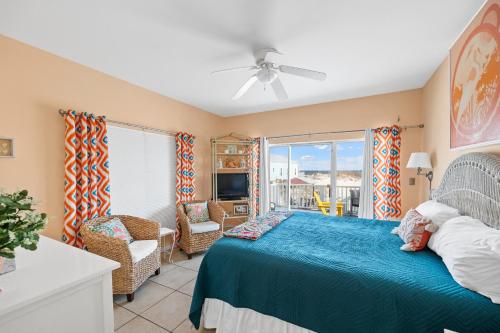 Schlafzimmer mit einem Bett mit blauer Tagesdecke in der Unterkunft La De Da in Gulf Shores