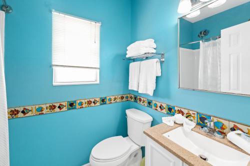 ein blaues Badezimmer mit WC und Waschbecken in der Unterkunft La De Da in Gulf Shores