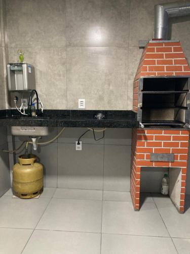 Η κουζίνα ή μικρή κουζίνα στο Casa completa e confortável