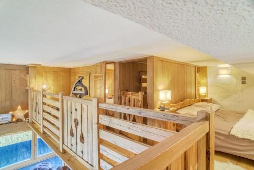 une grande chambre avec un lit et un balcon dans l'établissement Le Wood Megève, à Megève