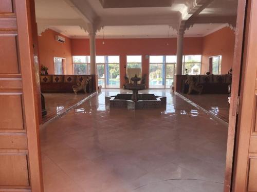 uma ampla sala de estar com paredes cor de laranja e um átrio em Marrakech Luxury Villa Farm em Marrakech