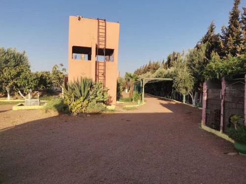 um edifício no meio de uma estrada de terra em Marrakech Luxury Villa Farm em Marrakech