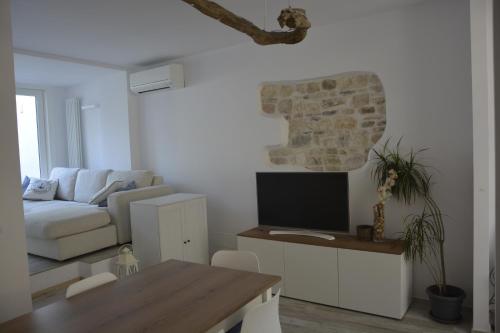 sala de estar con sofá blanco y TV en Villa Gianfelici, en Numana