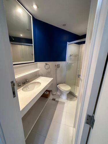 uma casa de banho com um lavatório e um WC em Apê na Gávea no Rio de Janeiro