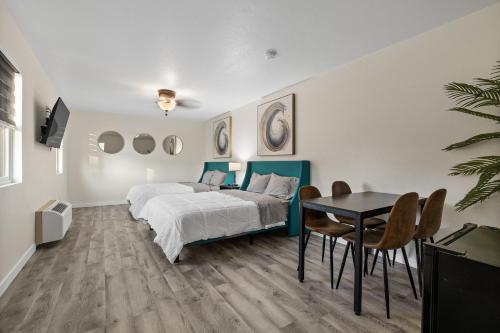 sypialnia z łóżkiem, stołem i krzesłami w obiekcie The Lodge at Angostura w mieście Hot Springs