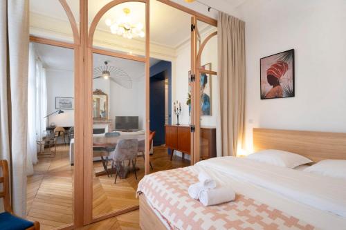 une chambre avec un lit et une salle à manger dans l'établissement Le Joli Coeur, à Nancy