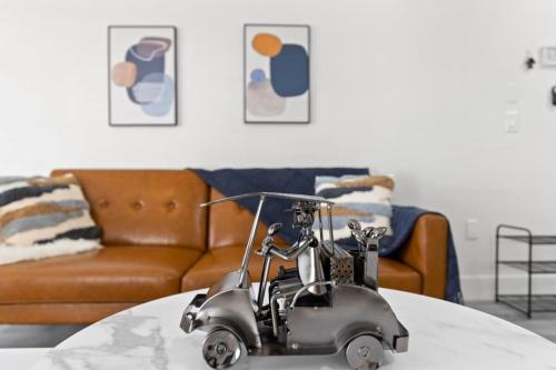 チャンドラーにあるBright 1BR CozySuites in Downtown Chandler 08のリビングルームのテーブルに座るモータースクーター