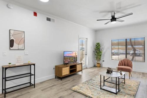 チャンドラーにあるBright 1BR CozySuites in Downtown Chandler 08の白い壁のリビングルーム(天井ファン付)