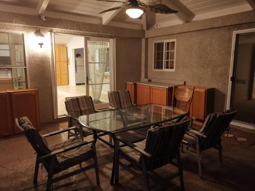 Gallery image of Casa De Packages for 8 people 3BD 3BA, 10 people 3BD 4BA,12 people 4BD 4BA in Thousand Oaks