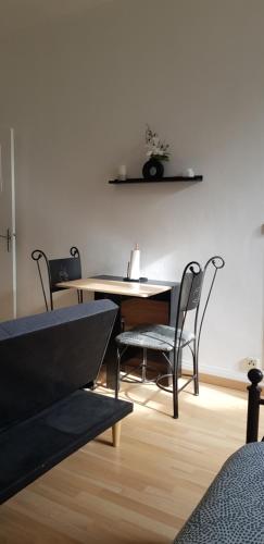 une salle à manger avec une table et des chaises dans l'établissement Studio hôtel-Dieu, à Nantes