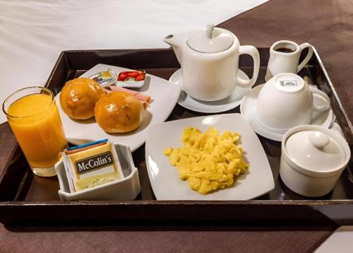 bandeja de desayuno en una mesa en Dom Hotel, en Piura