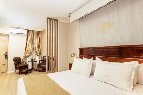 Melia Recoleta Plaza Hotel في بوينس آيرس: غرفة في الفندق مع سرير ومكتب