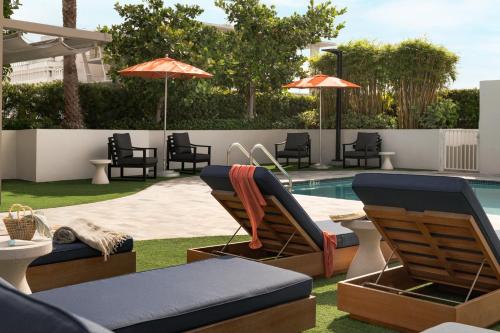 Piscina di Sonder by Marriott Bonvoy 17WEST Apartments o nelle vicinanze