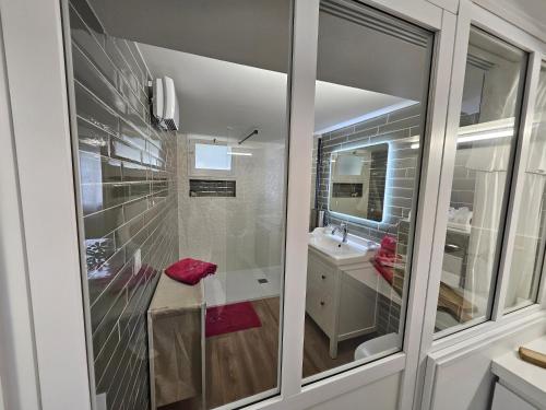 W łazience znajduje się lustro i umywalka. w obiekcie le stockholm w mieście Sablons