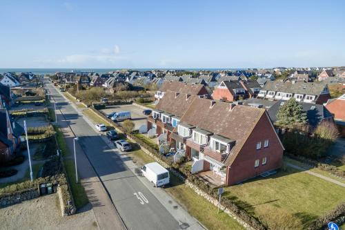 eine Luftansicht einer Stadt mit Häusern und einer Straße in der Unterkunft Inselliebe, App.18 in Wenningstedt-Braderup