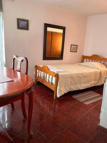 卡拉馬的住宿－Residencial Amanda Josefa，一间卧室配有一张床、一张桌子和一面镜子