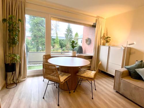 sala de estar con mesa y cocina en Traumschmiede, en Rellingen