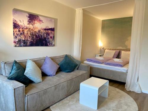 salon z kanapą i 2 łóżkami w obiekcie Traumschmiede w mieście Rellingen