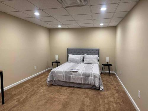 カミングにあるPet Friendly on 5 Acres! 3 Master Suites Sleeps 14のベッドルーム1室(ベッド1台、ナイトスタンド2台、ランプ2つ付)