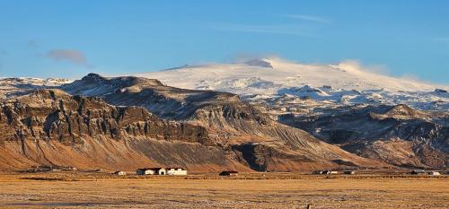 una cordillera con casas frente a una montaña en Kviholmi Premium Apartments, en Hvolsvöllur