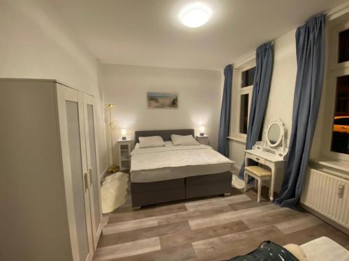 Een bed of bedden in een kamer bij N A U T I C A - ruhige maritime Ferienwohnung mit Balkon familienfreundlich