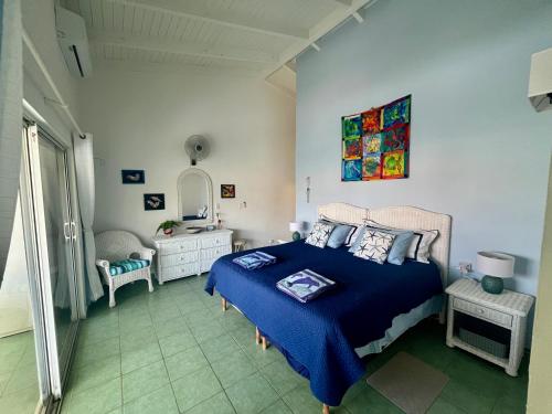 una camera con un letto e una coperta blu di Lagoon Ocean Resort 2 bdrm/2bath with beach access a Lagun