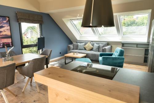 een woonkamer met een bank en een tafel bij Heaven House Penthousewohnung Siebter Himmel in Timmendorfer Strand