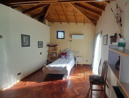 sypialnia z łóżkiem i drewnianą podłogą w obiekcie Elegante piso en barrio privado w mieście Godoy Cruz