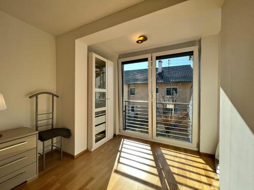 Habitación vacía con ventana grande y escritorio. en Sonnenschein, en Stetten