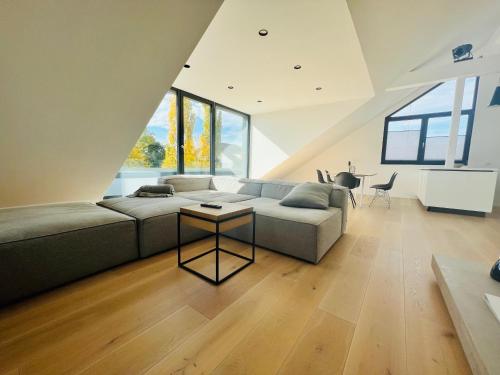 seenahe Design-Ferienwohnung Loft Indigo tesisinde bir oturma alanı