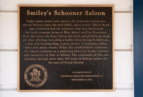 Sijil, anugerah, tanda atau dokumen lain yang dipamerkan di Smiley's Saloon & Hotel