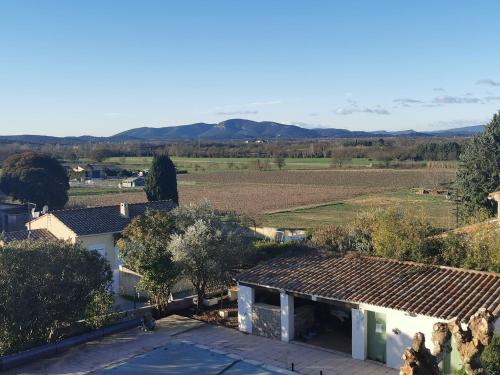 - une vue depuis le toit d'une maison avec un champ dans l'établissement Bastide Cévenole en pierre avec Piscine, à Canaules-et-Argentières