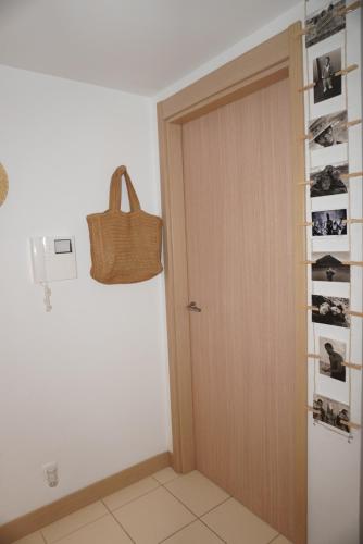 a room with a door and a rack of photos at Sol & Lar No stress in Santa Maria