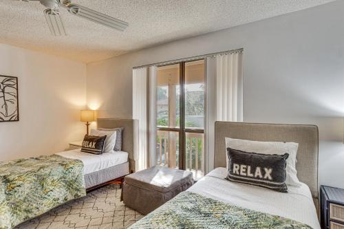 Postel nebo postele na pokoji v ubytování Condo in PGA National Resort with Pool and Spa!