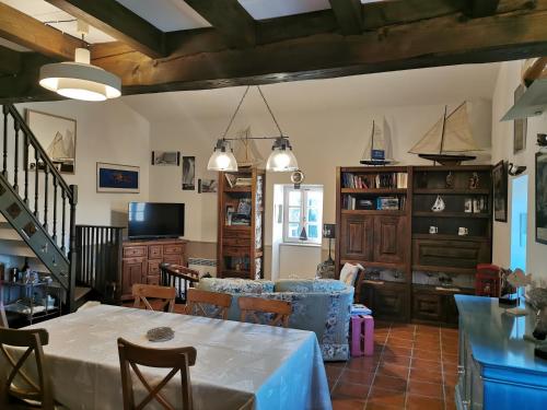un salon avec une table et un canapé dans l'établissement Bastide Cévenole en pierre avec Piscine, à Canaules-et-Argentières