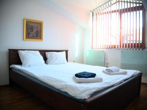 um quarto com uma cama com duas toalhas em ParkView Complex Large Flat Next to Ski Lift em Bansko
