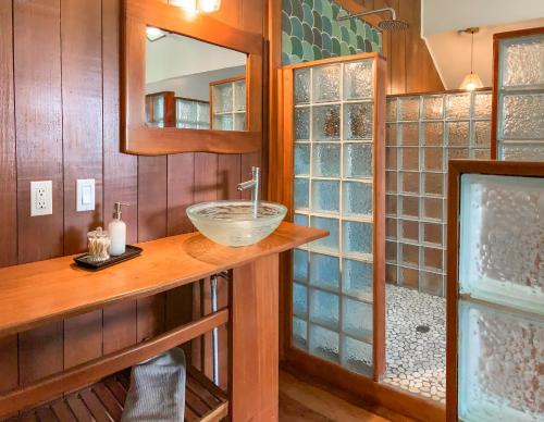 uma casa de banho com um lavatório e uma cabina de duche em vidro. em The Lodge at Punta Rica- Hilltop Eco-Lodge with Views & Pool em Bastimentos