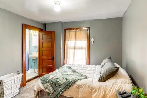 1 dormitorio con 1 cama y baño en Historic Tiffin Home about Half Mi to University!, en Tiffin